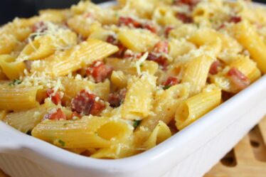 ALMOÇO PRONTO EM ALGUNS INSTANTES - ESSE MACARRÃO CREMOSO É SÓ MISTURAR E LEVAR AO FORNO