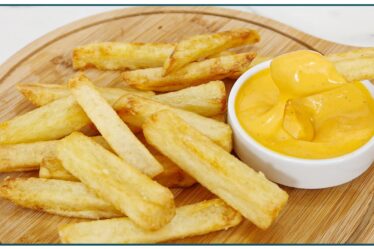 BATATA FRITA CROCANTE COM MOLHO DE QUEIJO