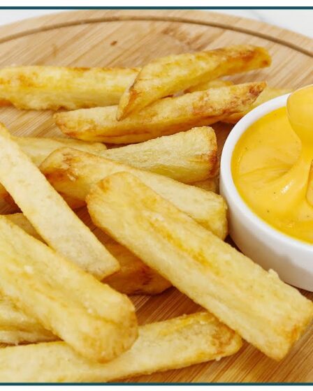 BATATA FRITA CROCANTE COM MOLHO DE QUEIJO