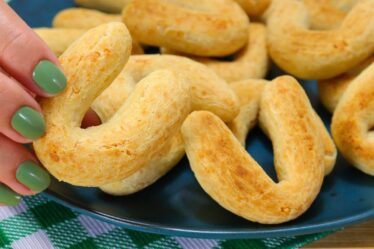 BISCOITO DE POLVILHO MAIS FÁCIL E CROCANTE QUE JÁ FIZ - IDEAL PARA O LANCHE