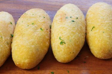 BOLINHO DE AIPIM QUE NÃO ESTOURA NA HORA DE FRITAR - SEQUINHO E MUITO MACIO