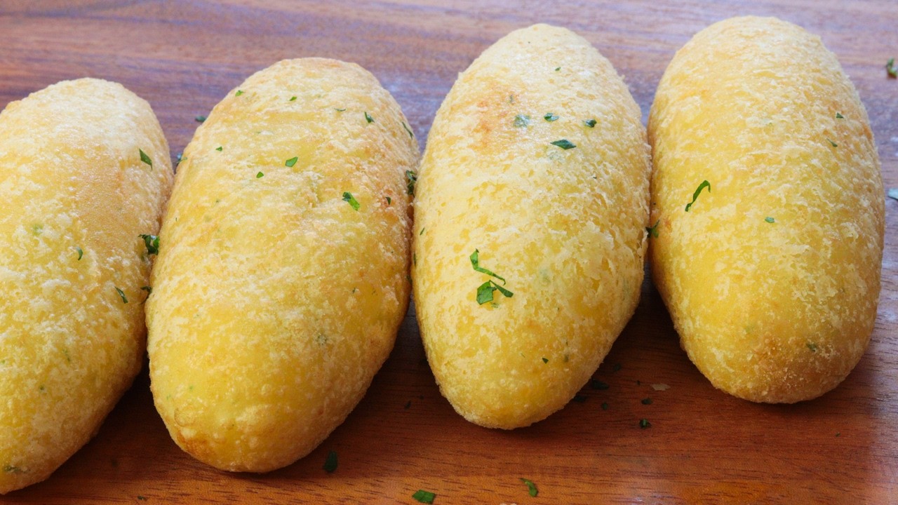 BOLINHO DE AIPIM QUE NÃO ESTOURA NA HORA DE FRITAR - SEQUINHO E MUITO MACIO