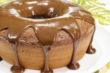 BOLO CAPUCCINO - DESMANCHA NA BOCA! ESSA RECEITA FICOU INCRÍVEL E É MUITO SIMPLES DE FAZER
