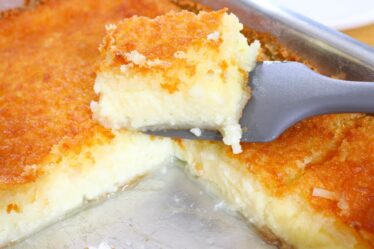 BOLO CREMOSÍSSIMO DE COCO - IMPOSSÍVEL COMER APENAS 1 PEDAÇO