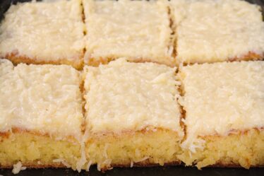 BOLO DE AIPIM SEM TRIGO DE UM JEITO DIFERENTE QUE DEIXA A MASSA MAIS LEVE E IRRESISTÍVEL