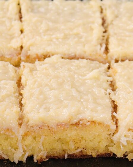 BOLO DE AIPIM SEM TRIGO DE UM JEITO DIFERENTE QUE DEIXA A MASSA MAIS LEVE E IRRESISTÍVEL