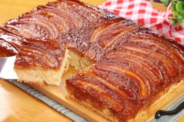 BOLO DE BANANA COM MASSA FOFINHA E SABOROSA QUE DERRETE NA BOCA