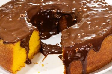 BOLO DE CENOURA SEM ÓLEO COM COBERTURA DE CHOCOLATE - MOLHADINHO -ESSE É DIFERENTE DE TODOS Q JÁ FIZ