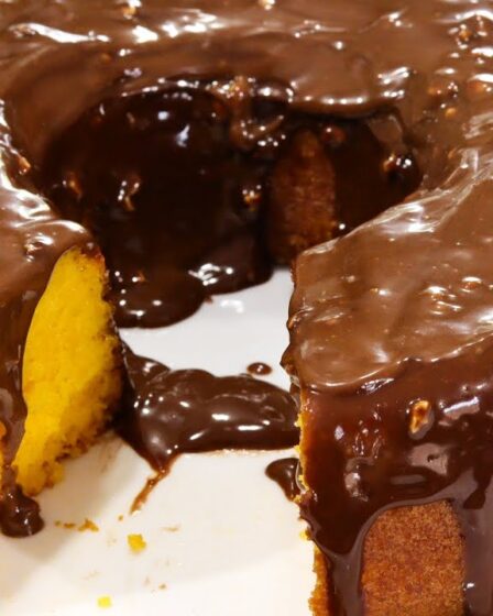 BOLO DE CENOURA SEM ÓLEO COM COBERTURA DE CHOCOLATE - MOLHADINHO -ESSE É DIFERENTE DE TODOS Q JÁ FIZ