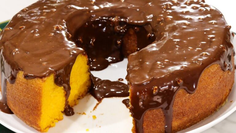 BOLO DE CENOURA SEM ÓLEO COM COBERTURA DE CHOCOLATE - MOLHADINHO -ESSE É DIFERENTE DE TODOS Q JÁ FIZ