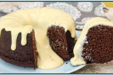 BOLO DE CHOCOLATE COM COBERTURA DE NINHO FÁCIL | Nandu Andrade