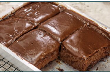 BOLO DE CHOCOLATE FÁCIL E RÁPIDO, MISTUROU TÁ PRONTO! | Nandu Andrade