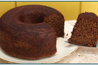 BOLO DE CHOCOLATE PARA INICIANTES, ELE FICA FOFINHO E SABOROSO | Nandu Andrade