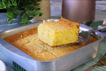 Bolo de fubá cremoso fácil e delicioso | Parece um pudim de tão cremoso