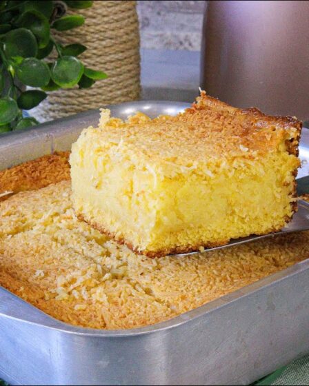 Bolo de fubá cremoso fácil e delicioso | Parece um pudim de tão cremoso