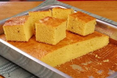 BOLO DE FUBÁ QUE NÃO ESFARELA! DICA SIMPLES QUE VOCÊ VAI AMAR CONHECER - BOLO DE FUBÁ FOFINHO