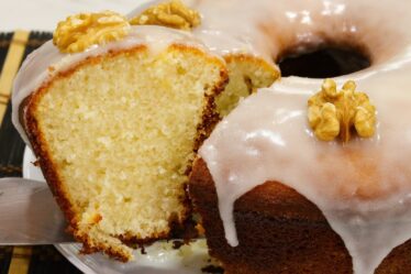 Bolo de limão com a casquinha durinha - Esse bolo é incrível além de ser super FÁCIL de fazer