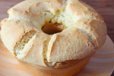 BOLO DE QUEIJO SEM FARINHA DE TRIGO FEITO NO LIQUIDIFICADOR SUPER RÁPIDO E FÁCIL