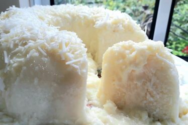 BOLO DE TAPIOCA FEITO EM 5 MINUTOS (SEM FORNO) - O BOLO MAIS FÁCIL QUE EU JÁ VI