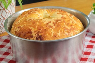 BOLO PÃO DE QUEIJO FÁCIL - IDEAL PARA UM LANCHE RÁPIDO - FICA MUITO MACIO POR DENTRO