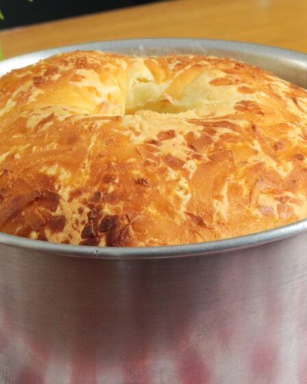 BOLO PÃO DE QUEIJO FÁCIL - IDEAL PARA UM LANCHE RÁPIDO - FICA MUITO MACIO POR DENTRO