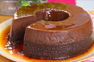 BOLO PUDIM DE CHOCOLATE CREMOSO E MOLHADINHO QUE SAI RECHEADO DO FORNO