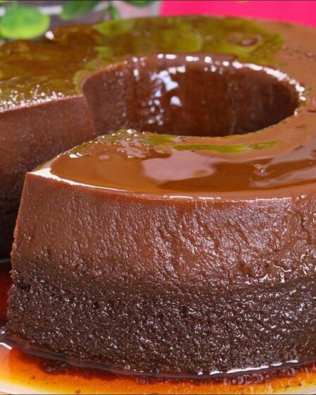 BOLO PUDIM DE CHOCOLATE CREMOSO E MOLHADINHO QUE SAI RECHEADO DO FORNO