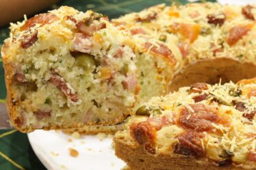 Bolo salgado que JÁ SAI RECHEADO DO FORNO - Perfeito para o lanche - FÁCIL E RAPIDO