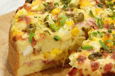 BOTEI ÁGUA PARA ESSA TORTA SALGADA FICAR AINDA MELHOR - TORTA PORTUGUESA DE LIQUIDIFICADOR