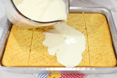 COLOQUE ISSO NO SEU BOLO! VOCÊ PRECISA FAZER ASSIM! TODOS AMAM! BOLO DE LEITE FOFINHO E MOLHADINHO