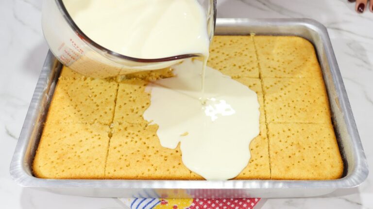 COLOQUE ISSO NO SEU BOLO! VOCÊ PRECISA FAZER ASSIM! TODOS AMAM! BOLO DE LEITE FOFINHO E MOLHADINHO
