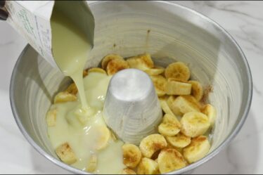 COLOQUE LEITE CONDENSADO NAS BANANAS CORTADAS E VOCÊ VAI COMER O MELHOR BOLO DE BANANA DA SUA VIDA