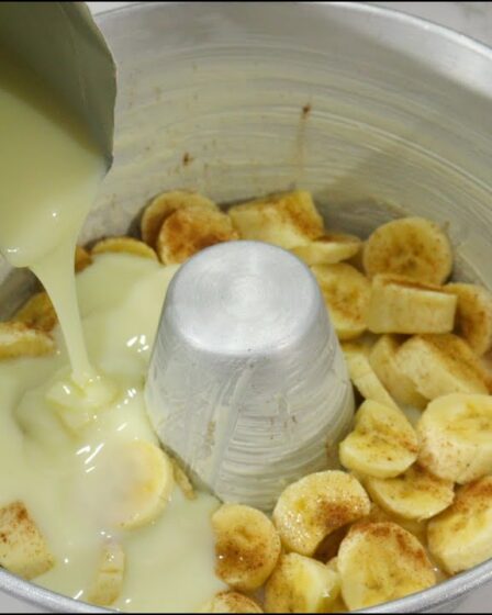 COLOQUE LEITE CONDENSADO NAS BANANAS CORTADAS E VOCÊ VAI COMER O MELHOR BOLO DE BANANA DA SUA VIDA