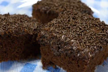 COM ESSE SEGREDO MEU BOLO DE CHOCOLATE FICOU AINDA MELHOR E MAIS ESCURINHO! BOLO FÁCIL E RÁPIDO