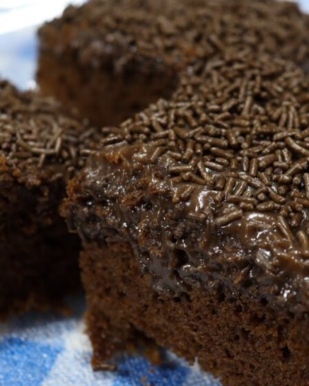 COM ESSE SEGREDO MEU BOLO DE CHOCOLATE FICOU AINDA MELHOR E MAIS ESCURINHO! BOLO FÁCIL E RÁPIDO