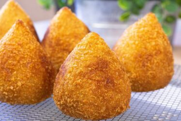 COXINHA CREMOSA COM MASSA DE BATATA LEVE QUE DERRETE NA BOCA - COXINHA DE FRANGO COM REQUEIJÃO