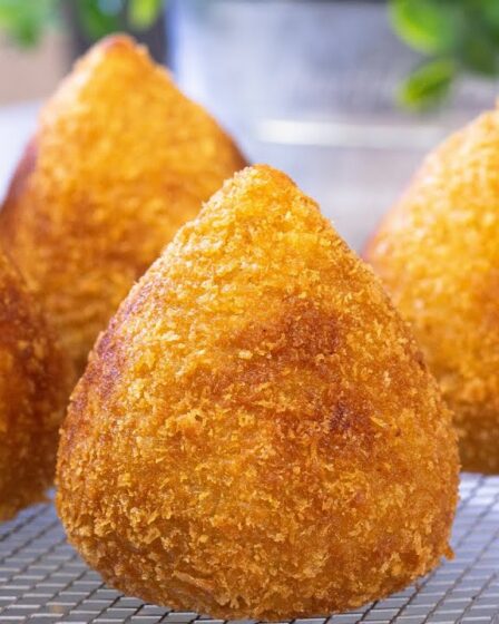 COXINHA CREMOSA COM MASSA DE BATATA LEVE QUE DERRETE NA BOCA - COXINHA DE FRANGO COM REQUEIJÃO