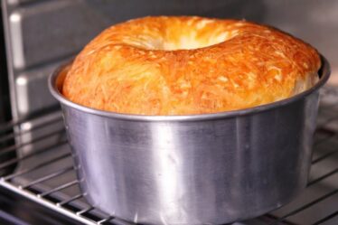 CRESCE, FICA GIGANTE E SUPER CROCANTE! BISCOITÃO DE QUEIJO NA FORMA
