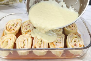 DELICIOSA RECEITA PARA QUEM NÃO TEM MUITO TEMPO NA COZINHA! FEITA COM MASSA DE PASTEL POUCOS MINUTOS