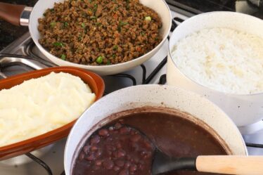É ASSIM QUE EU FAÇO UM ALMOÇO SIMPLES DO DIA A DIA - ARROZ, FEIJÃO, PURÊ E CARNE MOÍDA - SUPER FÁCIL