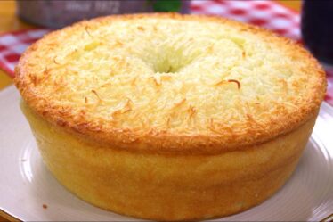 É SÓ BATER NO LIQUIDIFICADOR E VOCÊ TERÁ 2 TEXTURAS NO BOLO DE AIPIM