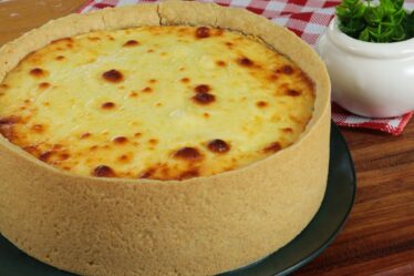 EMPADÃO ABERTO DE FRANGO COM CATUPIRY - A MASSA DESMANCHA NA BOCA