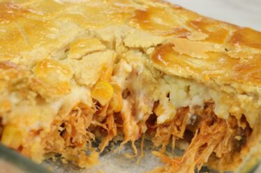 EMPADÃO DE FRANGO CREMOSO - ESSA MASSA DERRETE NA BOCA - A RECEITA QUE NÃO SOBRA NEM 1 PEDAÇO