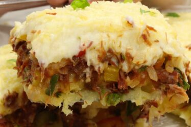 ESCONDIDINHO DE CARNE SECA CREMOSO ASSIM VOCÊ AINDA NÃO COMEU - RECEITA SALGADA COM AIPIM / MANDIOCA