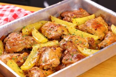 ESSA MISTURA VAI DEIXAR O SEU FRANGO AINDA MAIS SUCULENTO E SABOROSO! SOBRECOXA ASSADA COM BATATAS
