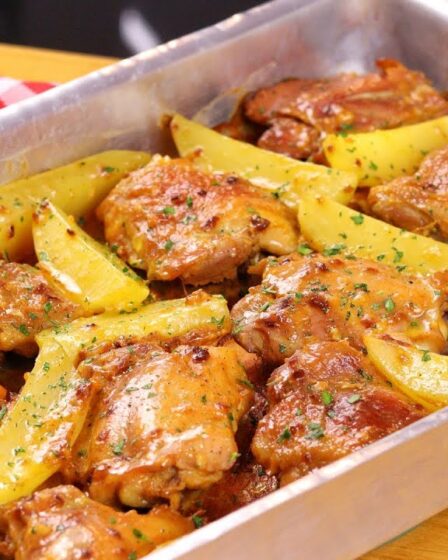ESSA MISTURA VAI DEIXAR O SEU FRANGO AINDA MAIS SUCULENTO E SABOROSO! SOBRECOXA ASSADA COM BATATAS