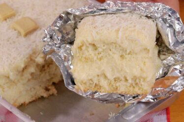 ESSE BOLO DE COCO GELADO VAI VIRAR O SEU FAVORITO - O SEGREDO DO RECHEIO QUE FAZ TODA DIFERENÇA