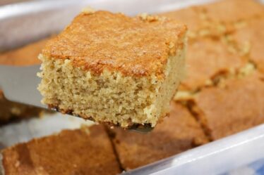ESSE BOLO LEVA UM INGREDIENTE DIFERENTE DE TODOS QUE EU JÁ FIZ! VOCÊ NÃO VAI ACREDITAR NO RESULTADO!