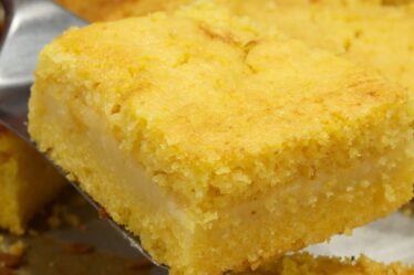 ESSE BOLO MINEIRO ME CONQUISTOU! É UMA DELÍCIA DE BOLO DE FUBÁ COM UM TOQUE ESPECIAL DE QUEIJO