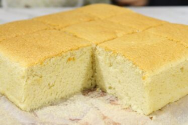 ESSE BOLO PARECE UMA NUVEM DE TÃO FOFINHO QUE ELE É - A MELHOR RECEITA DE BOLO QUE EU JÁ COMI